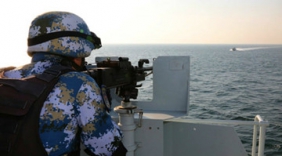 给力！英国商船遭9艘海盗船包围 中国海军挺身而出赶跑海盗