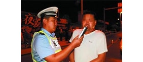 【拍客】闯关拒检耍酒疯 交警挡获“醉驾王”