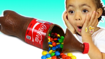 酷！萌娃小萝莉和小正太怎么把妈妈的可乐变成巧克力和史莱姆？可是她生气了吗？