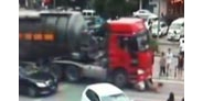 【拍客】温州男子以身挡车 被半挂车拖行数米