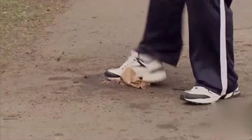 警察先生恶搞路人，狂踩狗屎！