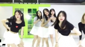 美女团体秀淑女舞蹈，白裙飘飘