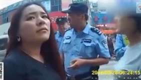 监拍女司机酒驾撞飞路人 冲交警卖萌：大叔好帅啊
