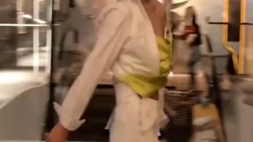街拍美女：她虽然不是最美的，但一定会让你动心的！