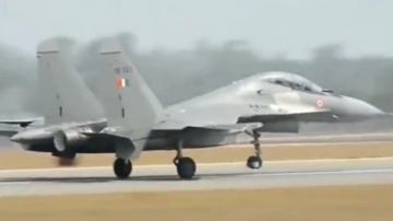 实拍印度空军苏-30MKI战机起降画面，毛熊制造！