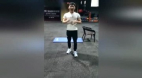 型男健身教练，亲身示范，教你如何练出8块腹肌