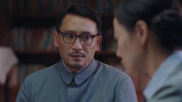 我们的四十年：肖战爸爸给大家放好电视，然后去房间里和老婆谈心