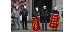 【拍客】包工头拖欠工资后失联 民工带面具街头讨薪