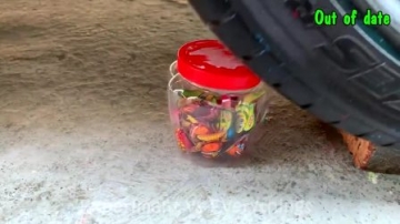 趣味实验：牛人把玩具霸王龙、彩色粉笔等放在车轮下，好减压，勿模仿