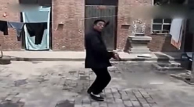 草根牛人自练三步飞刀绝活快如闪电！