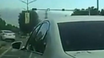 东莞“路怒哥”被追尾 掉头猛撞对方车辆