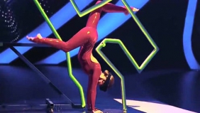 女孩蒙眼表演绝活观众的沸腾了，网友：不愧是牛人