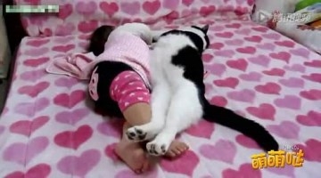 实拍可爱宝宝训练猫咪，萌翻了！