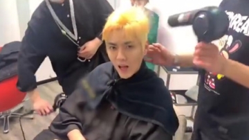 明星们的奇怪行为，吴亦凡边染发边吃烧烤，理发师都要流哈喇子了