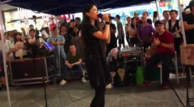 美女歌手街头献唱，一首经典的歌曲感动路人，驻足欣赏！