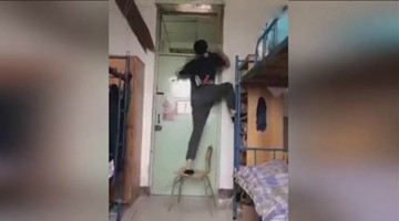 男子恶搞室友 结局超尴尬