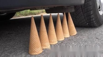 牛人使用小汽车碾压棒棒糖，实在是太减压了，勿模仿！