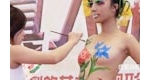 【街拍客】裸体人体彩绘秀吸引上千人围观