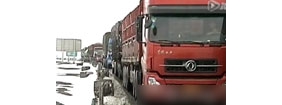 【拍客】新疆高速路遭大雪袭击 百余辆车被阻
