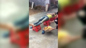 见过恶搞的，没见过这么惨的，太损了啊