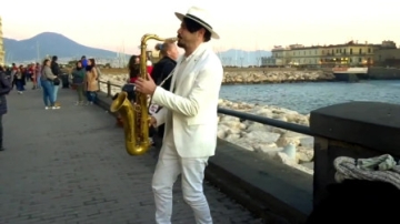 外国小哥街头表演人群爆满，这是我见过萨克斯表演最厉害的了，高手在民间