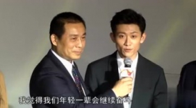 李晨拖家带口支持新电影 间接撒狗粮让网友猝不及防