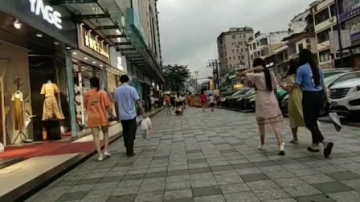 拍公园美景不让进只能街拍美女后半段有极品哦