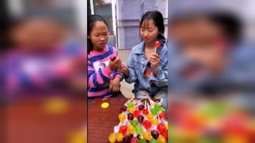 萌娃们有好多的棒棒糖呀
