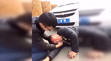 农村爆笑小伙恶搞：小伙做梦吃鸡腿