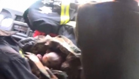 实拍消防战士徒手粪坑捞出弃婴送医