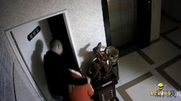 安徽六安：监拍！男子见女收银员漂亮 竟直接拖入房间猥亵！