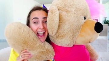 萌娃小可爱开着玩具小汽车出去玩，小家伙玩得可开心啦！