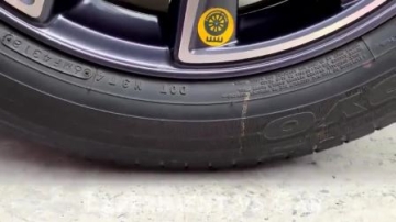 牛人把糖果放到车轮下，好过瘾呀，真的好减压