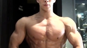 锻炼完身体的肌肉型男，更衣室秀腹肌，太有魅力太有型了！