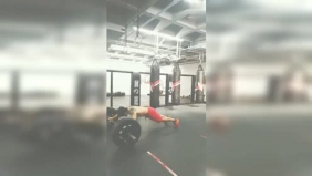 肌肉型男健身训练，怎么开始举轮胎了，新式训练法吗？
