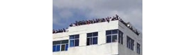 【拍客】200工人站楼顶抗议搬迁