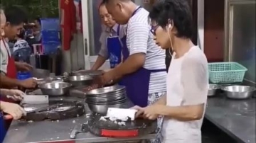 广东老板实拍：想挖这个人到我店上班，给他7千一个月应该可以了吧(1)