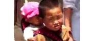 【拍客】山里4岁男孩每天背妹妹让人辛酸