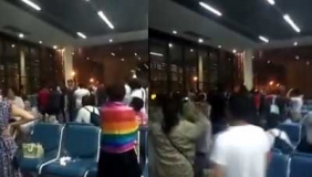 【拍客】中国游客因航班延误大闹曼谷机场 高唱国歌