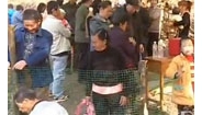 【拍客】树林惊现 十八罗汉 引众人跪拜