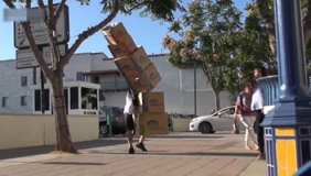 街头恶搞美女，箱子摇摇欲坠