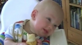 6个月大的萌宝宝吃香蕉，老对着妈妈笑，好暖心好可爱