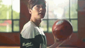 李易峰打篮球凶悍湿身 李晨动作迟缓频揉老腰