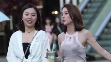 街拍美女: 两个牛仔热裤美腿的小姐姐, 不做我的女朋友太可惜了