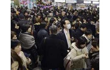 日本7.3级地震 居民拍下家中剧烈晃动瞬间