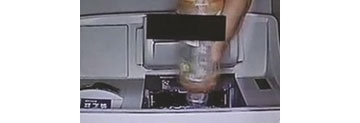 【拍客】男子误信电影桥段 给ATM机灌饮料求吐钱
