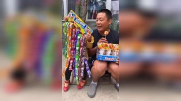 童年趣事：萌娃买了好多棒棒糖呀
