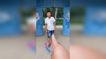 童年趣事：萌娃要变成小鸭子了！