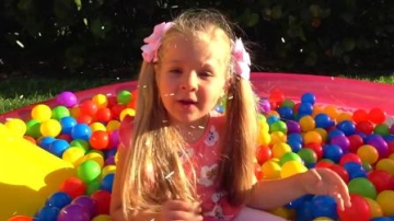 萌娃小可爱们在海洋球里找到一个玩具，两个小家伙都想玩怎么分呢？小朋友快来帮忙