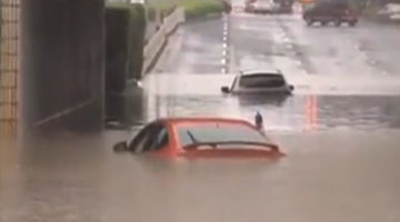 暴雨肆虐！“电母”来袭！海南岛成泽国